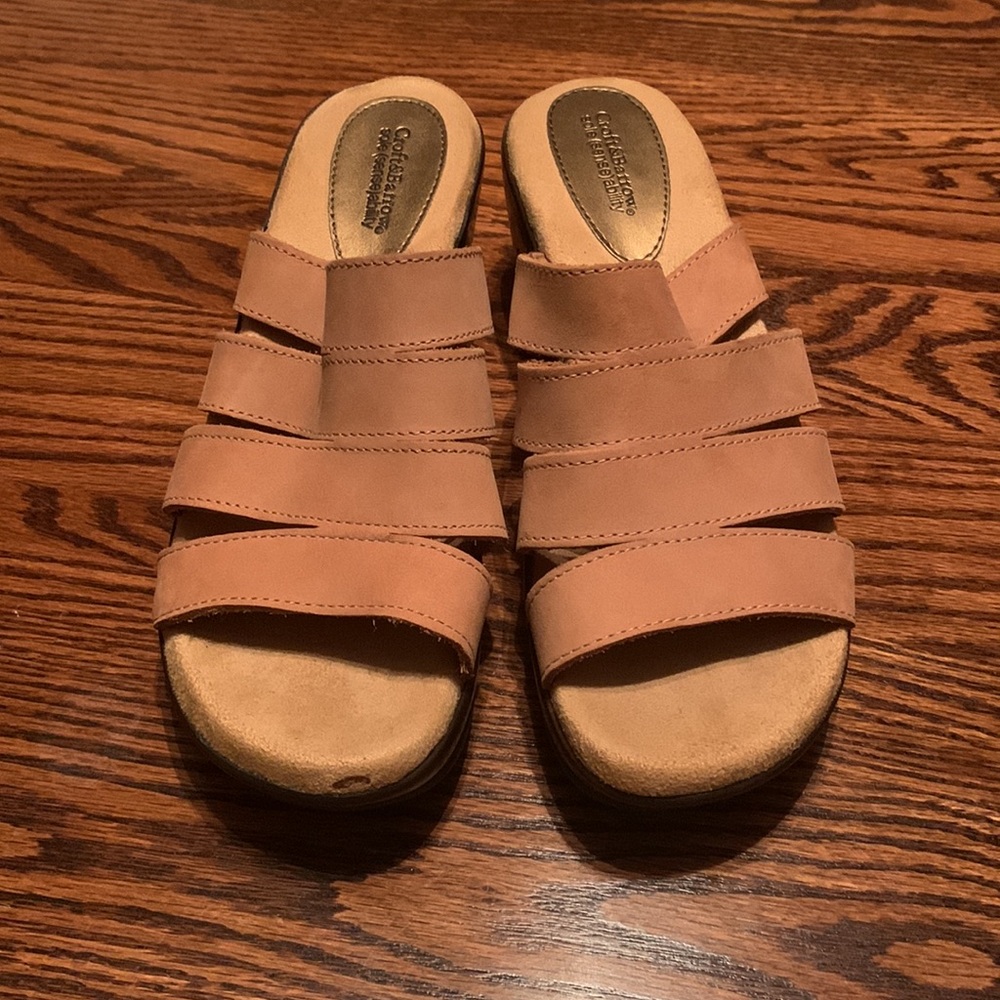 Croft & Barrow “sole (sense)ability” leather wedge sandals. Size 7.5